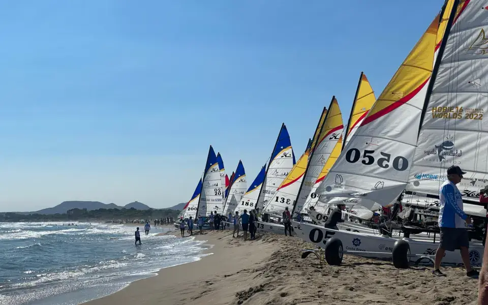 Catamarans de voile légère alignés sur la plage