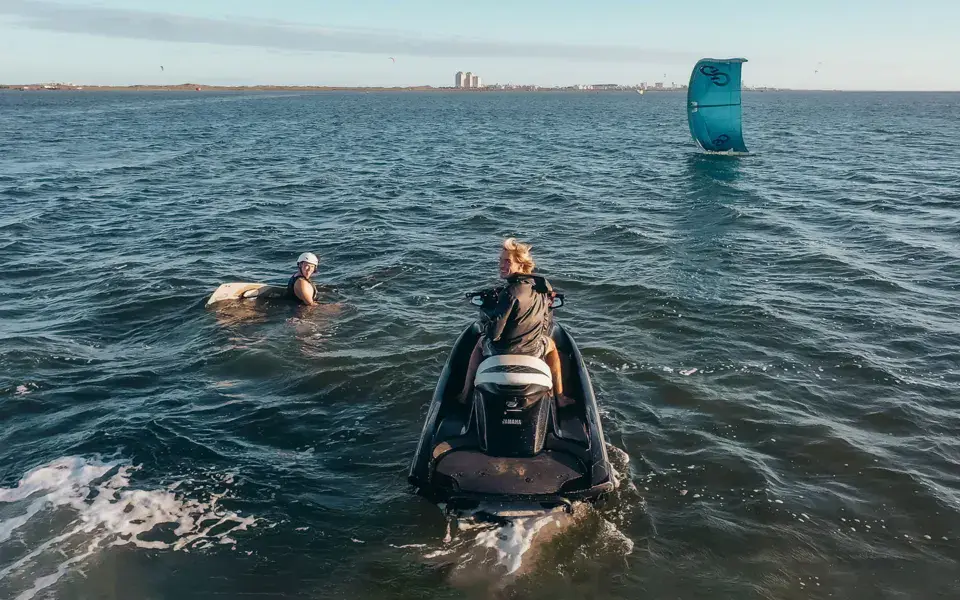 Cours de kitesurf suivi depuis un scooter des mers