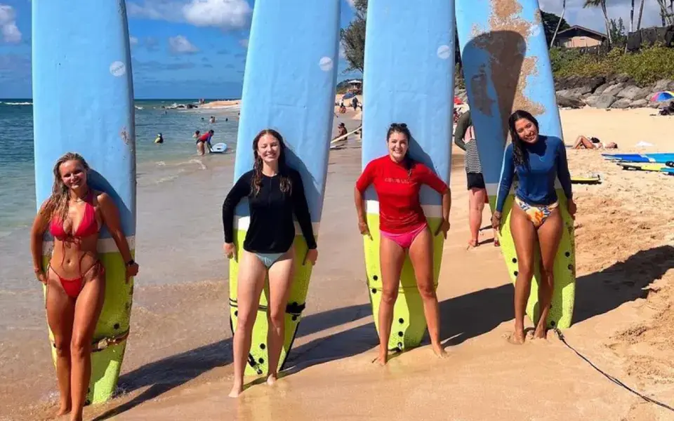 Moniteurs avec leurs planches sur la plage