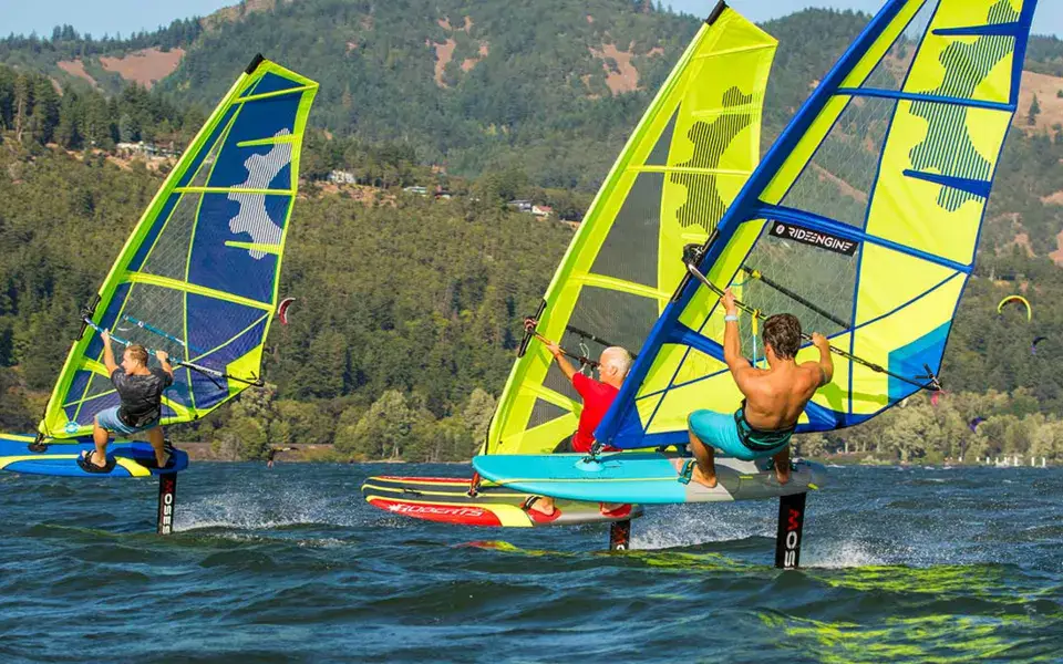 Windsurfeurs en windfoil