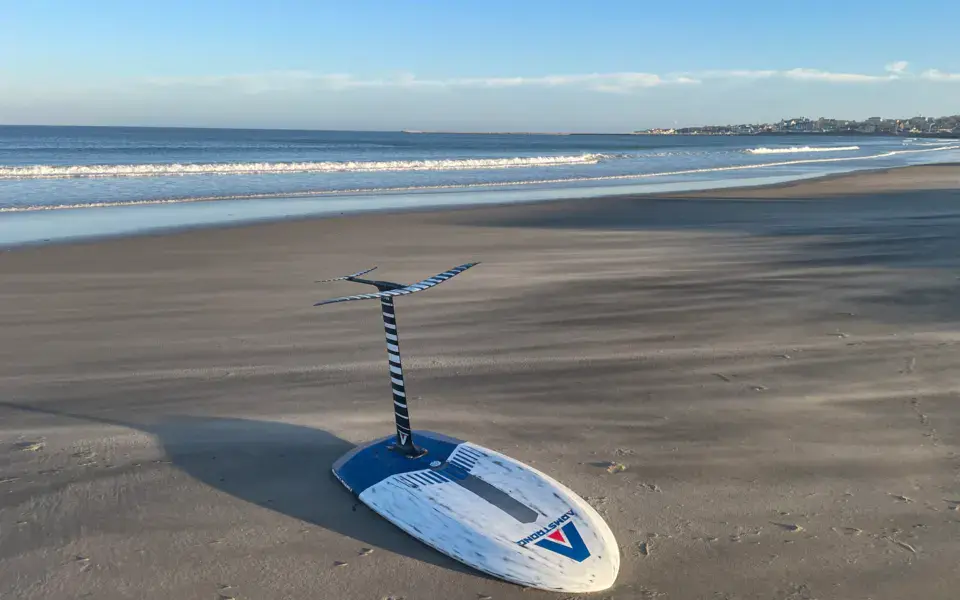 Planche de wing foil posée sur la plage