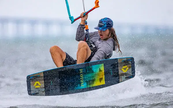Rider sur un hydrofoil devant un grand pont