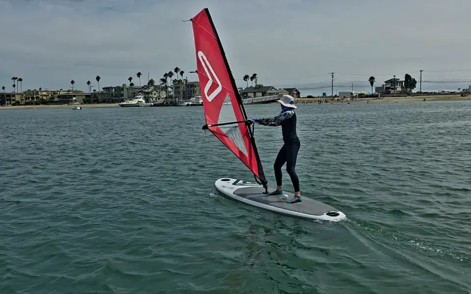 Cours de windsurf sur plan d'eau abrité