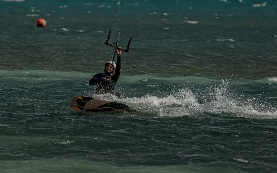 Rider de kite sur l'eau