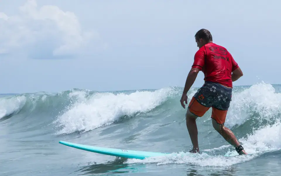 Surfeur sur une vague