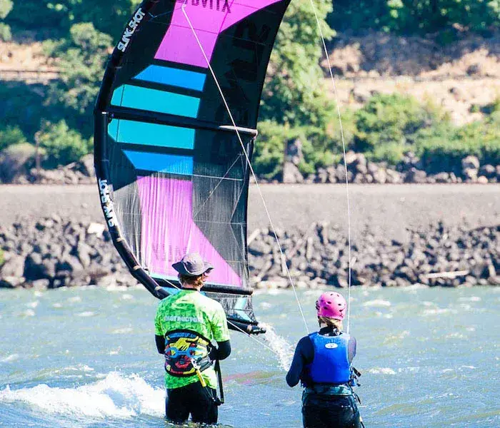 Cours de kitesurf dans l'eau avec le moniteur
