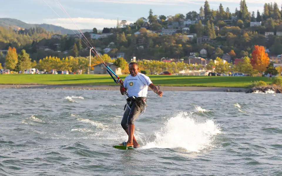 Windsurfeur en glisse sur le fleuve