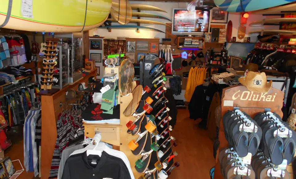 Intérieur de la boutique : planches, sandales et vêtements