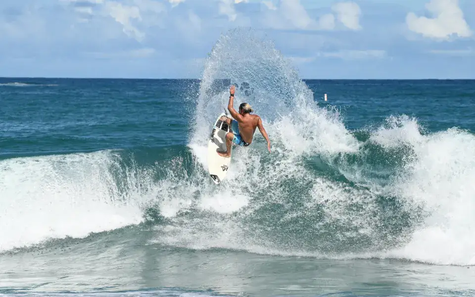 Surfeur sur une vague