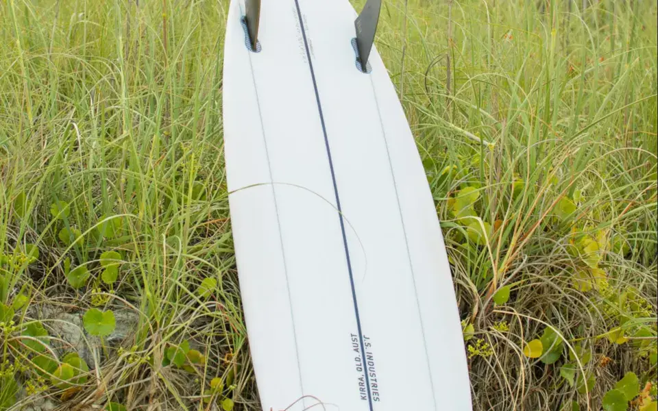 Planche de surf dressée dans les dunes