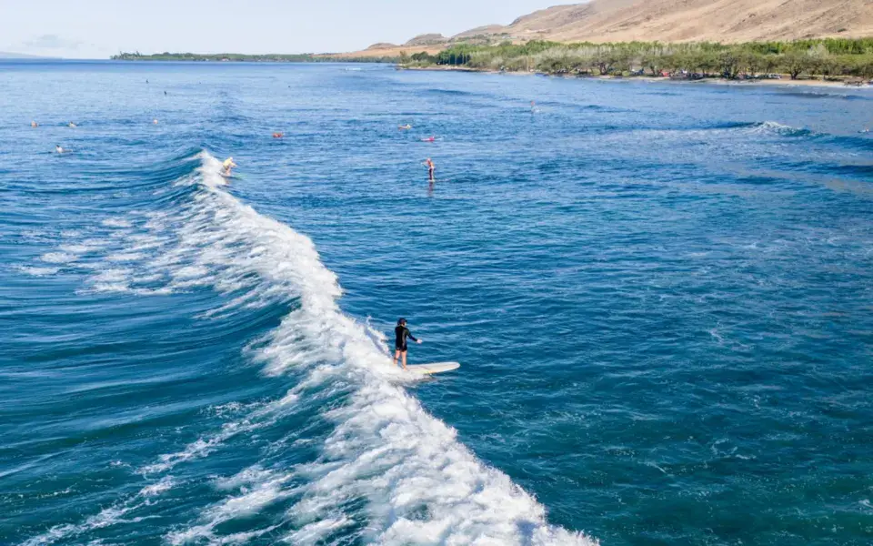 Surfeur sur une vague, vu du ciel