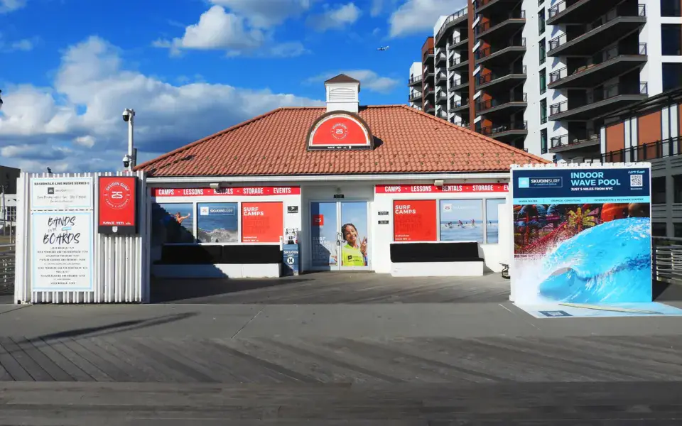 Le local de l'école sur la promenade de Rockaway
