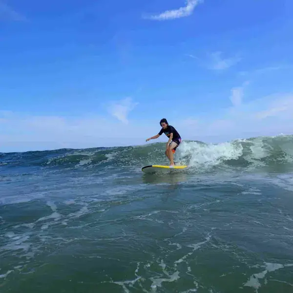 Surfeur sur une vague