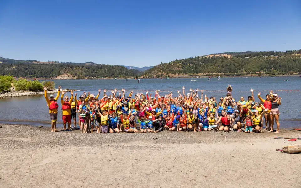 Groupe de participants sur la plage après une journée d'activités nautiques