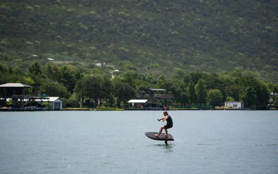Pilote sur une planche d'e-foil
