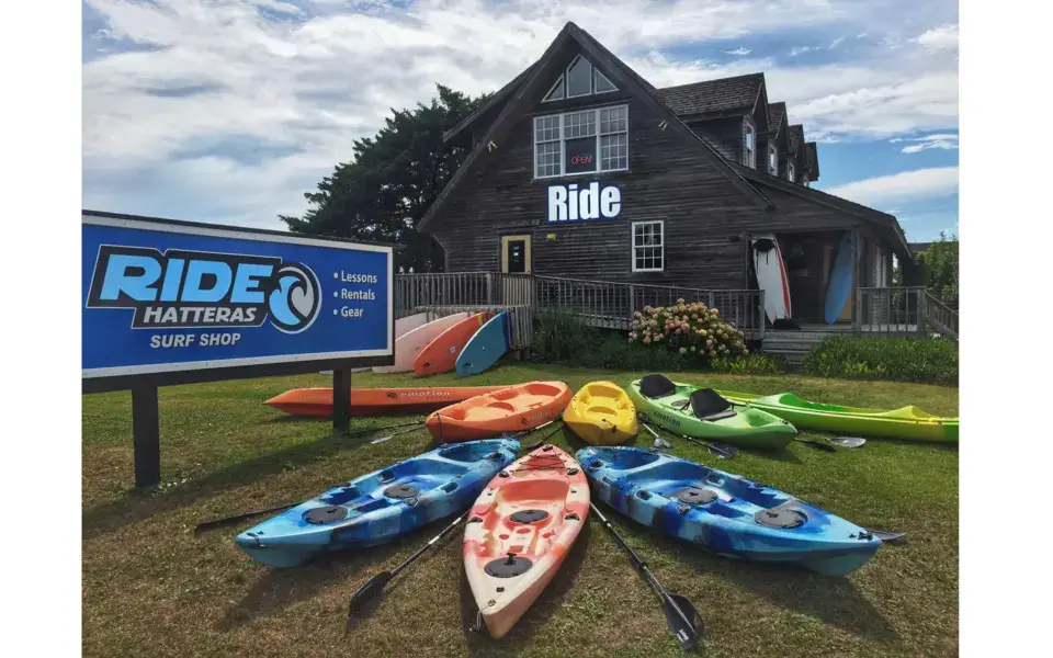 Le magasin et ses kayaks de location, à Avon