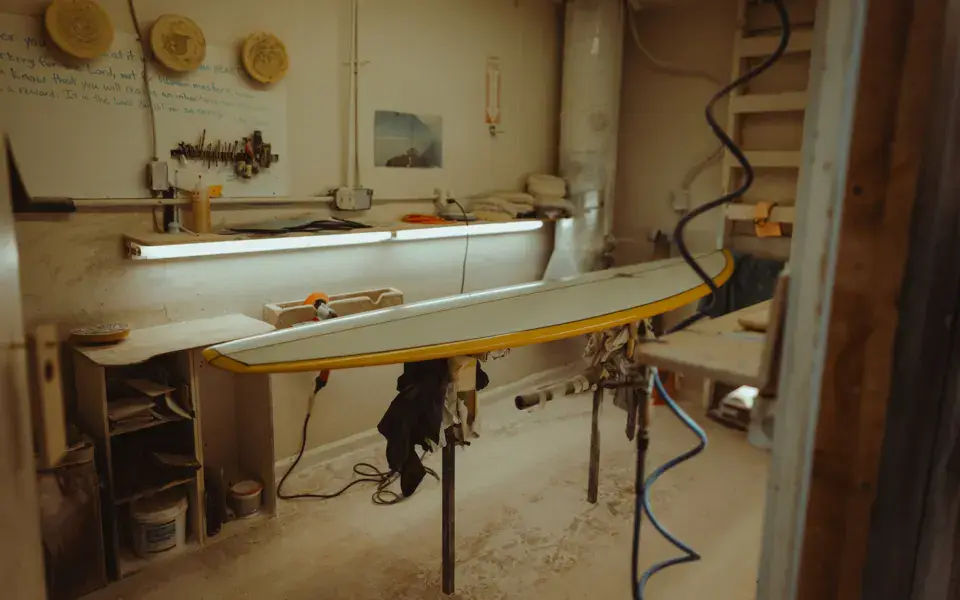 Planche en cours de shape dans l'atelier