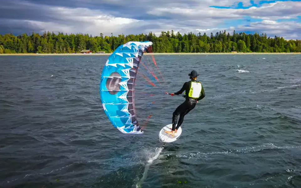 Rider en wing foil sur l'eau