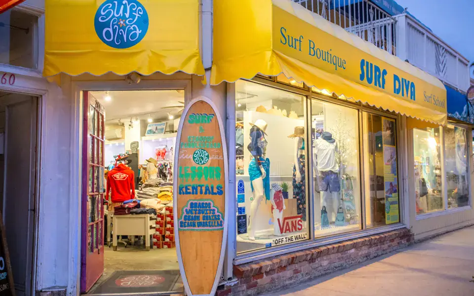 Façade du magasin Surf Diva, avec planches de location