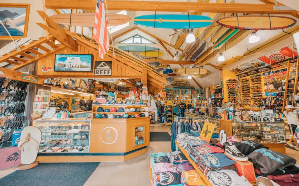 Intérieur du magasin : comptoir, sandales et accessoires