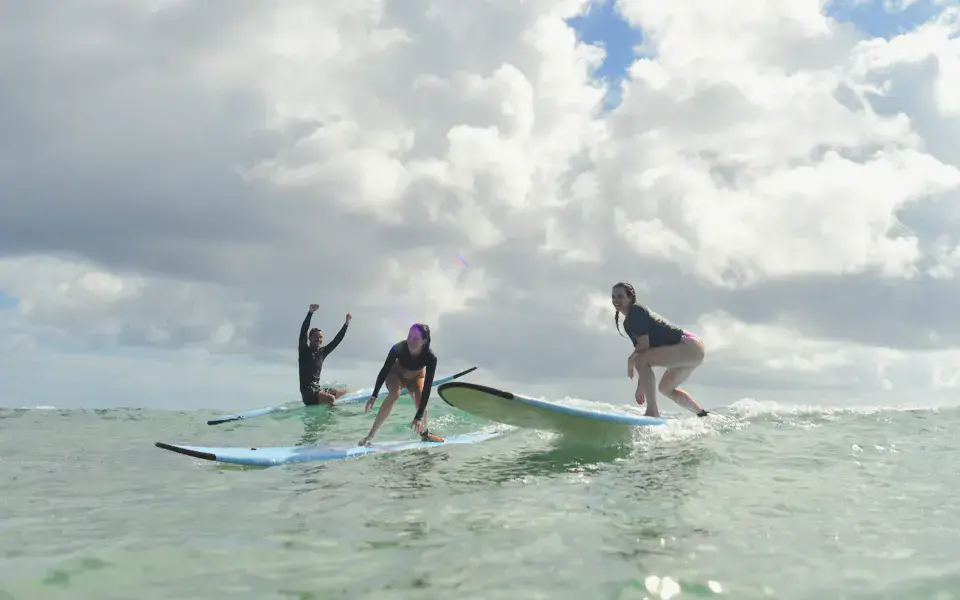 Élèves en cours de surf dans l'eau