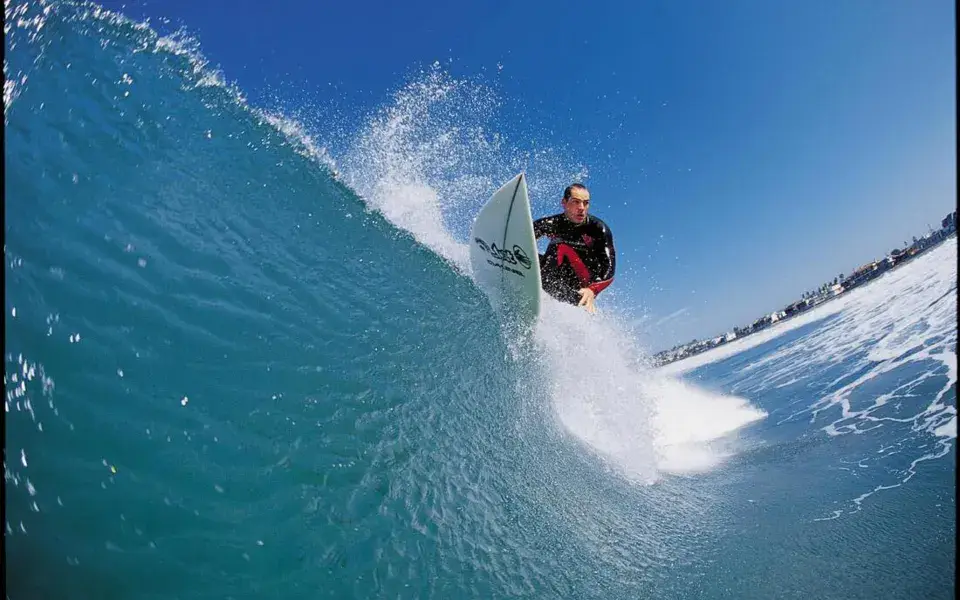 Surfeur en plein virage dans le creux d'une vague