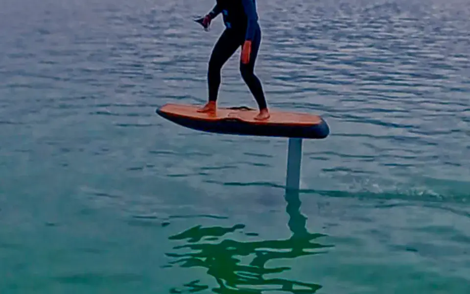 Rider d'e-foil sur le lac Utah