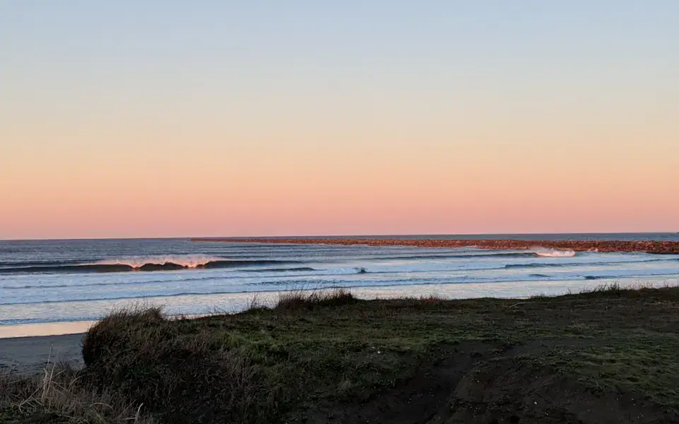 Vagues au coucher du soleil