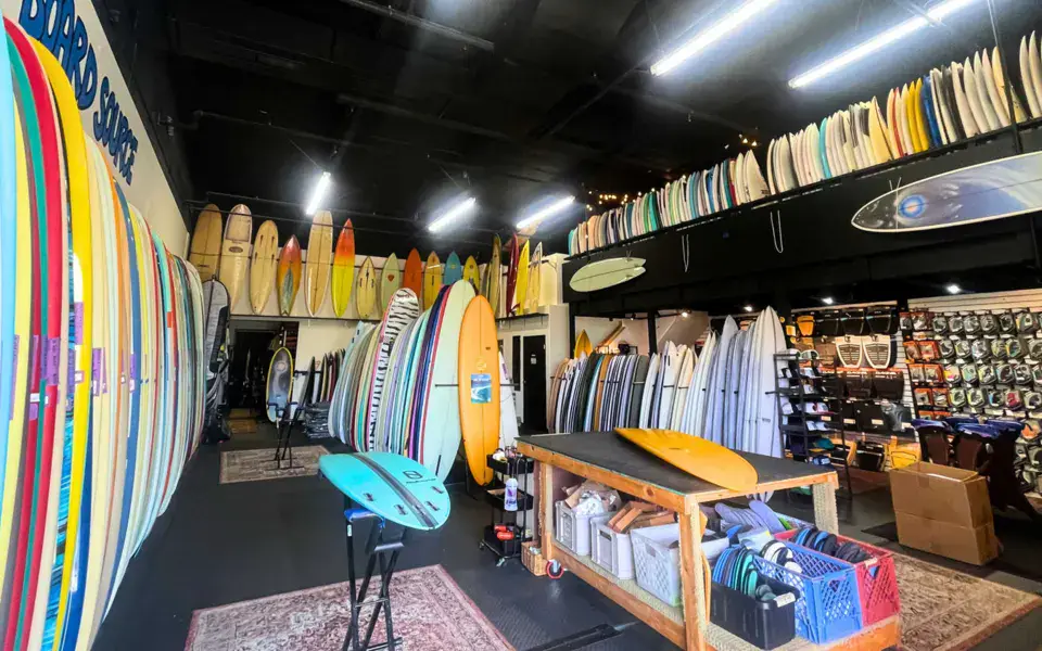 Intérieur du magasin, murs de planches