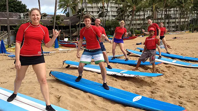 Moniteurs et élèves sur la plage avant le cours