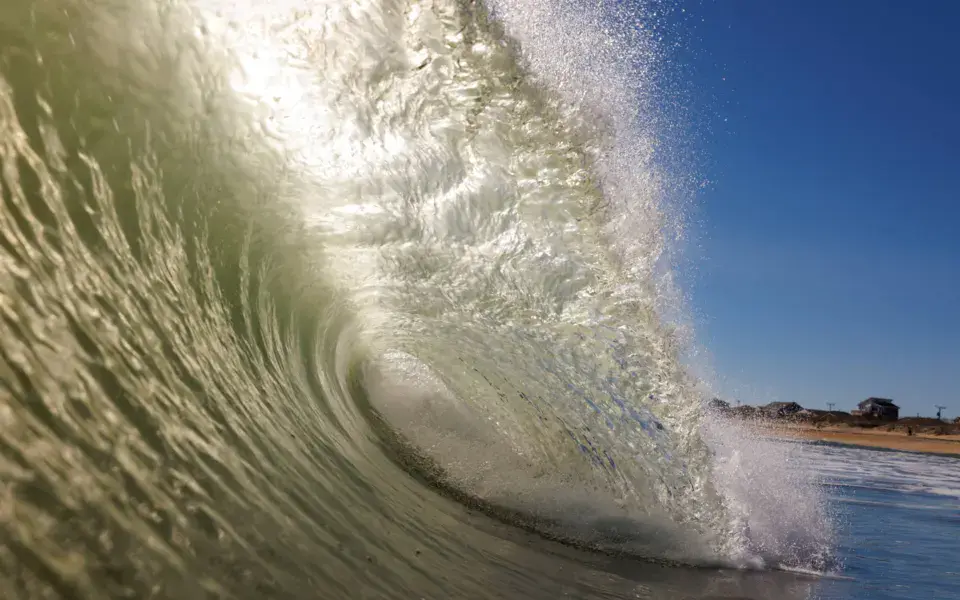 Vague qui déferle près de la plage