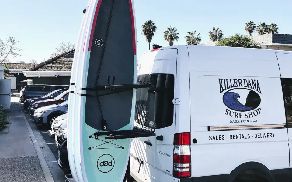 Camionnette du magasin avec une planche de paddle