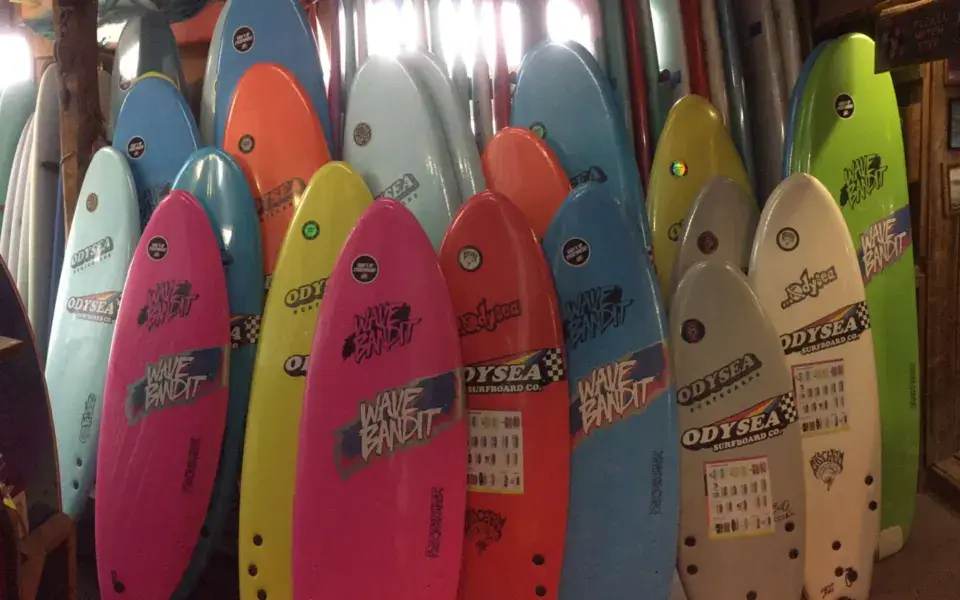 Planches en mousse de toutes les couleurs rangées dans le magasin