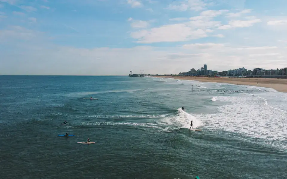 Surfeurs dans l'eau devant la plage de Scheveningen