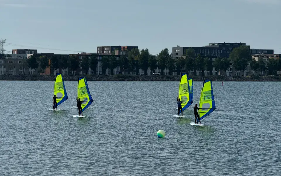 Planches à voile dans la baie d'IJburg