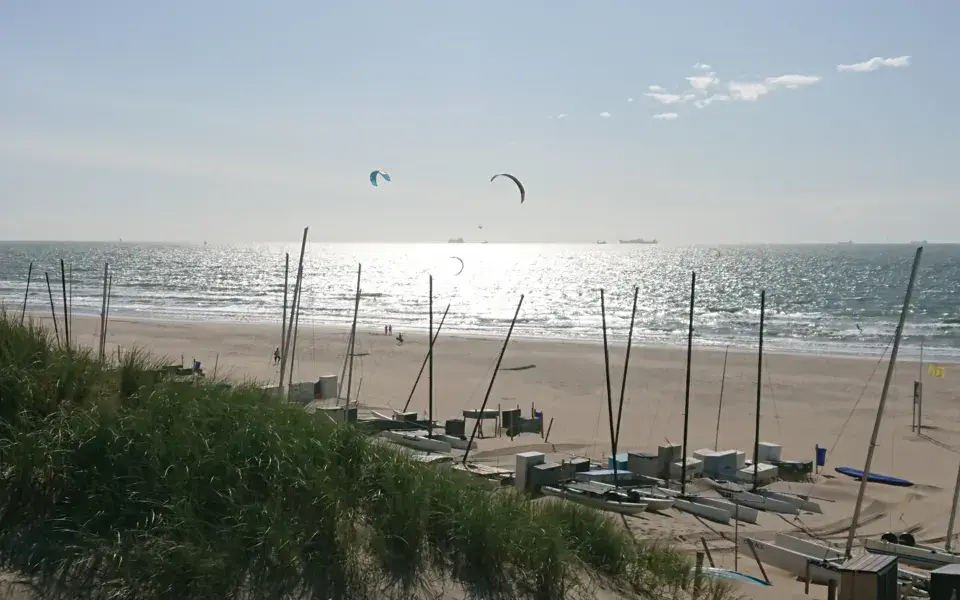 Plage de Katwijk avec des kites dans le ciel