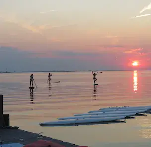 Stand up paddle au coucher du soleil