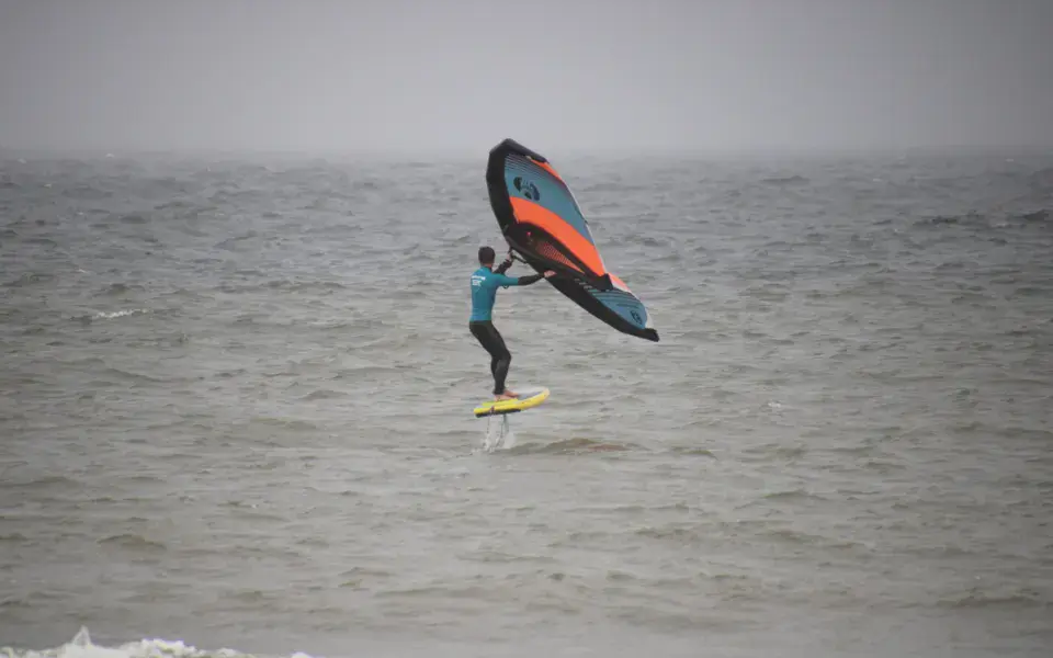 Pratique du wing foil en mer