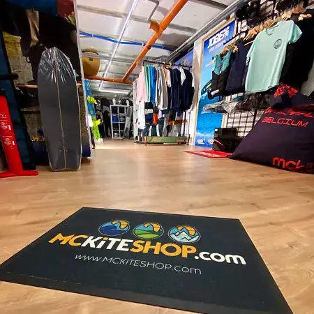Showroom : entrée avec tapis MCkiteshop et rayon textile