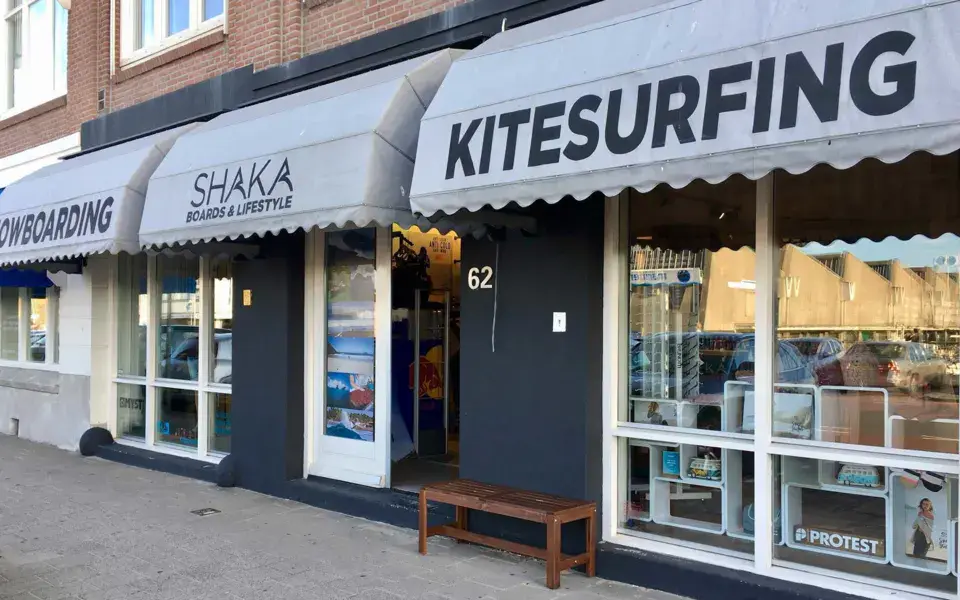 Façade du magasin Shaka, vitrines avec auvents