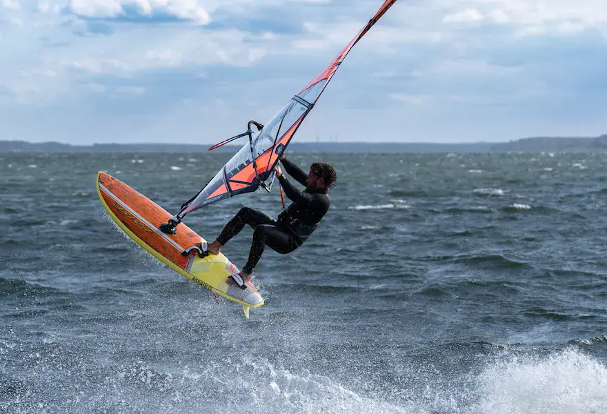 Windsurfeur en plein saut sur la Müritz