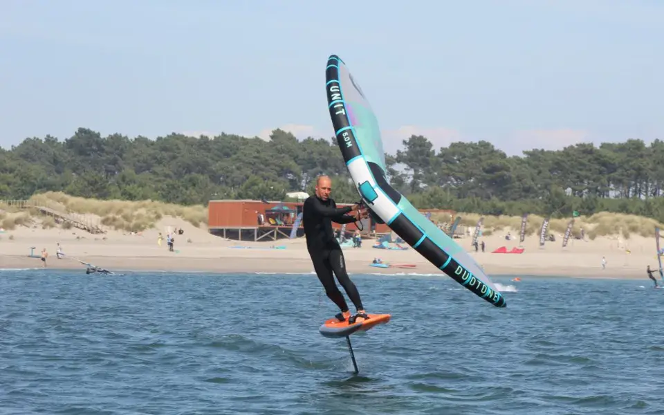 Wing foil près d'une plage