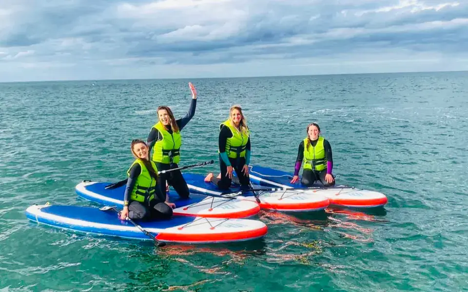 Groupe en gilet sur des planches de paddle
