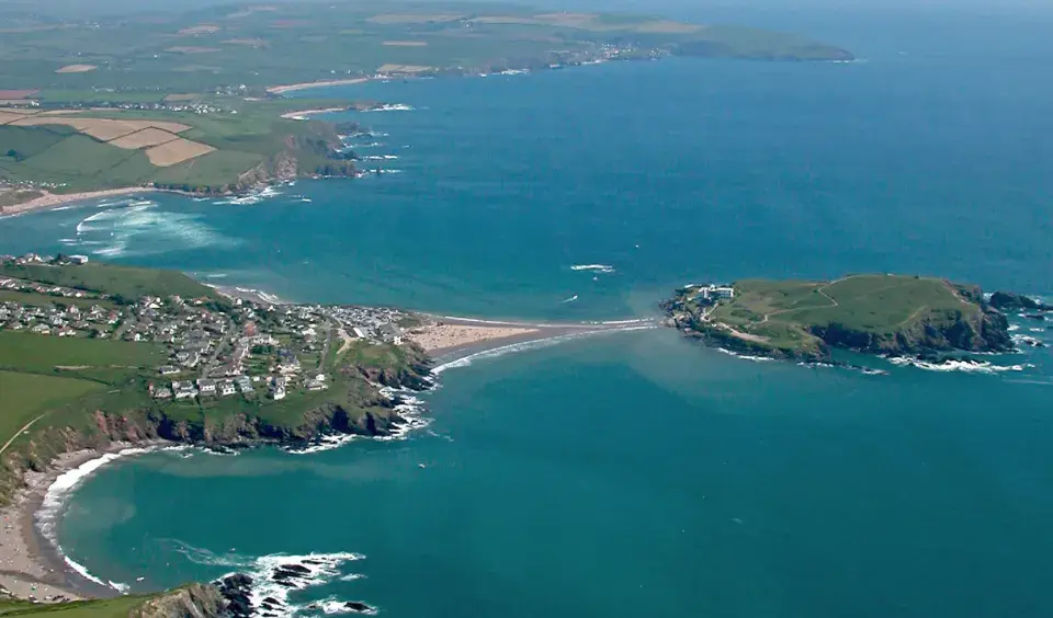 Vue aérienne d'une île reliée à la côte par une chaussée, dans la baie