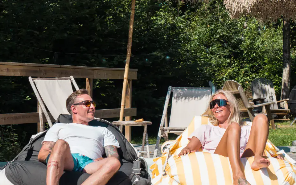Piscine et transats dans le jardin de la maison