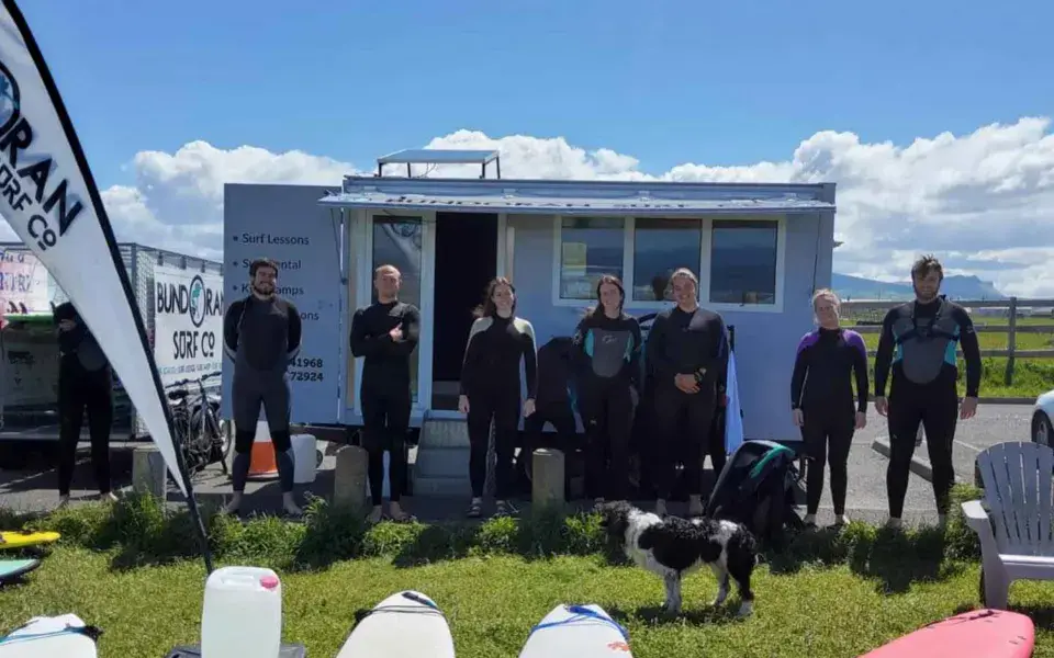 Le local de l'école sur la plage, avec planches d'initiation