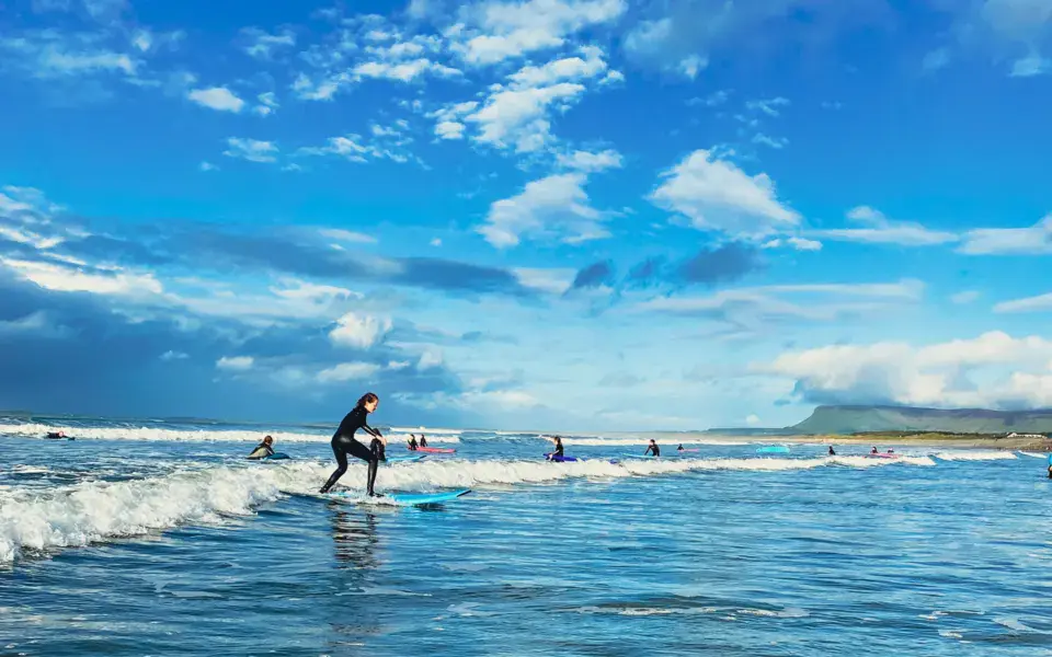Surfeuse dans les vagues, côte de Strandhill