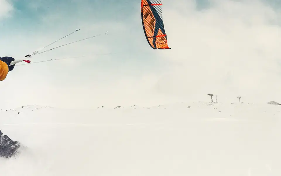 Snowkiter sur le plateau enneigé