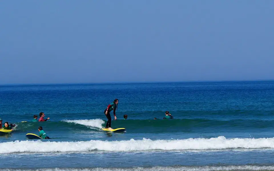 Cours de surf dans les vagues de la plage