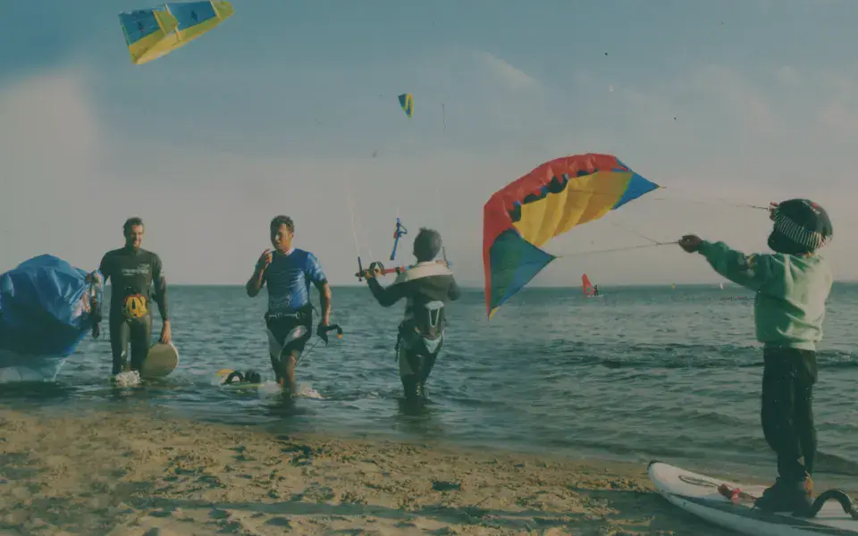 Cours de kitesurf dans l'eau peu profonde, avec les moniteurs